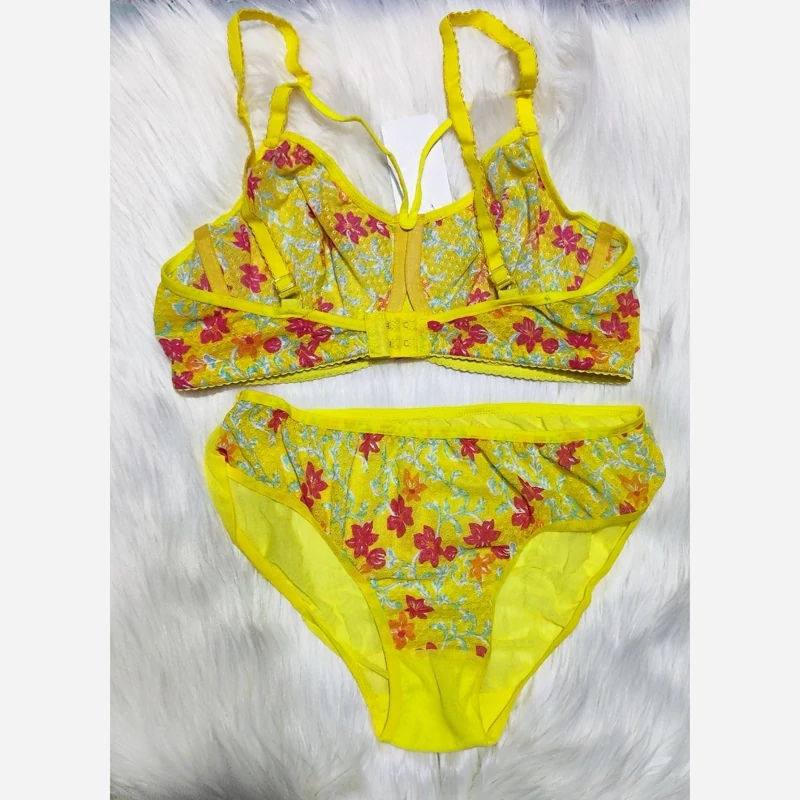 ست لباس زیر شورت و سوتین فنردار توری کیفیت عالی و ضمانتی تنپوش شیک(مانتو صندل زنانه)